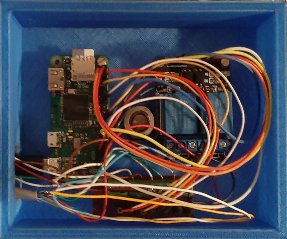 A Raspberry Pi Zero and two Relais in a 3D-Printed enclosure